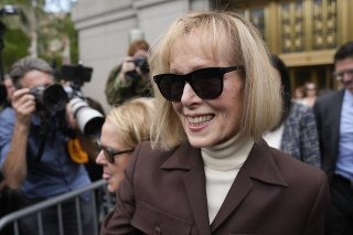 La plaignante, Mme Carroll, 79 ans, a quitté, souriante, sous ses lunettes de soleil, le palais de justice de Manhattan sans faire de déclaration et accompagnée de sa fidèle avocate Roberta Kaplan.